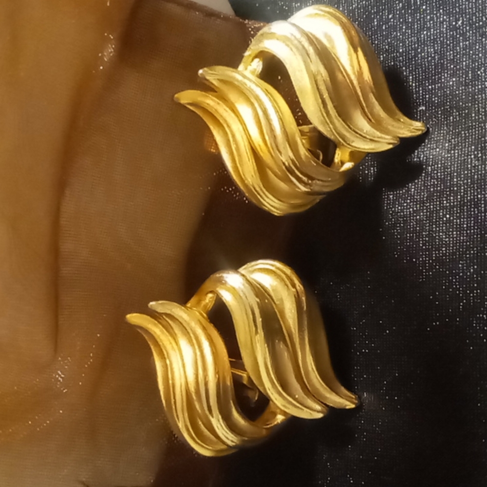 Vintage TAI clip on gold tone earrings